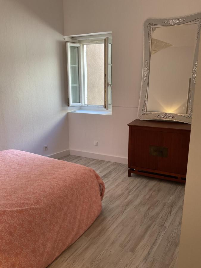 Place Aux Herbes Apartamento Nimes Exterior foto