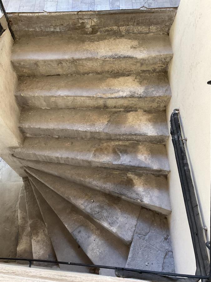 Place Aux Herbes Apartamento Nimes Exterior foto