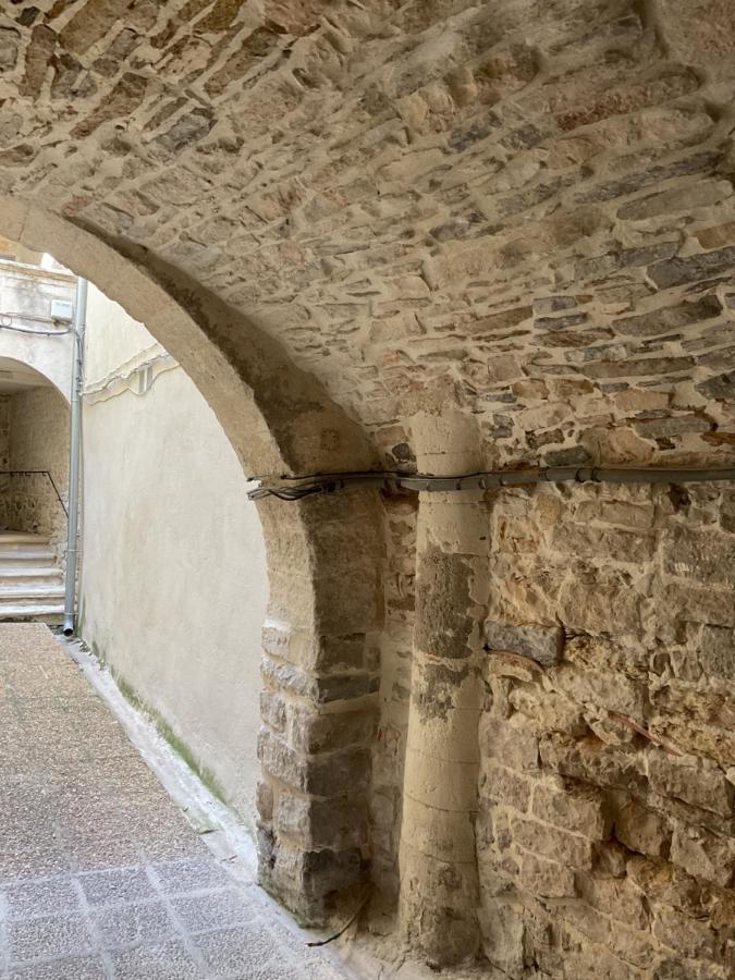 Place Aux Herbes Apartamento Nimes Exterior foto