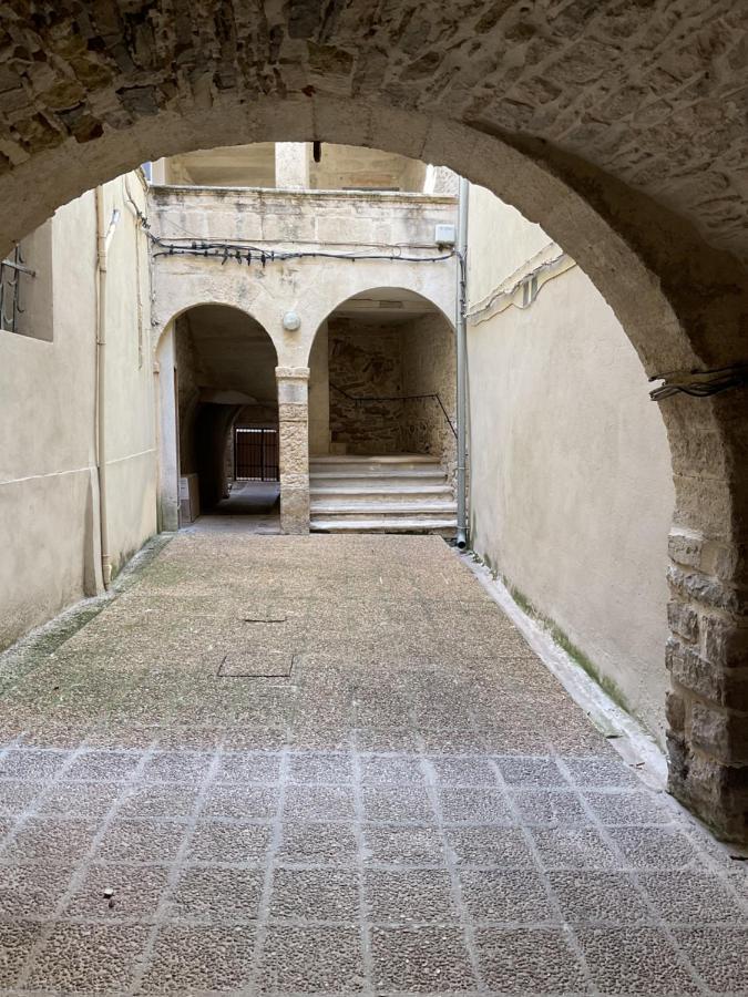 Place Aux Herbes Apartamento Nimes Exterior foto